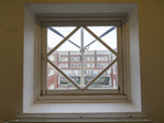 Raampje met vlaggenmast dat op de Marco Polostraat uitkijkt.
              <br/>
              Marcel Westhoff, 2015-12-01